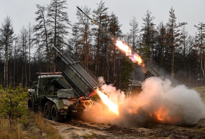 الدفاع الروسية: إسقاط وتدمير 8 صواريخ أوكرانية فوق بحر آزوف و5 طائرات مسيرة وزورقيْن مسيريْن