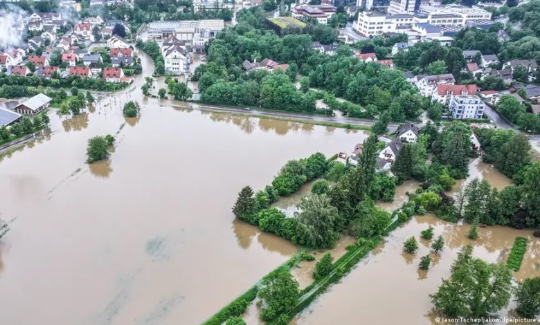فيضانات جنوبي ألمانيا تودي بحياة عامل إنقاذ وتقطع خطوط المواصلات .