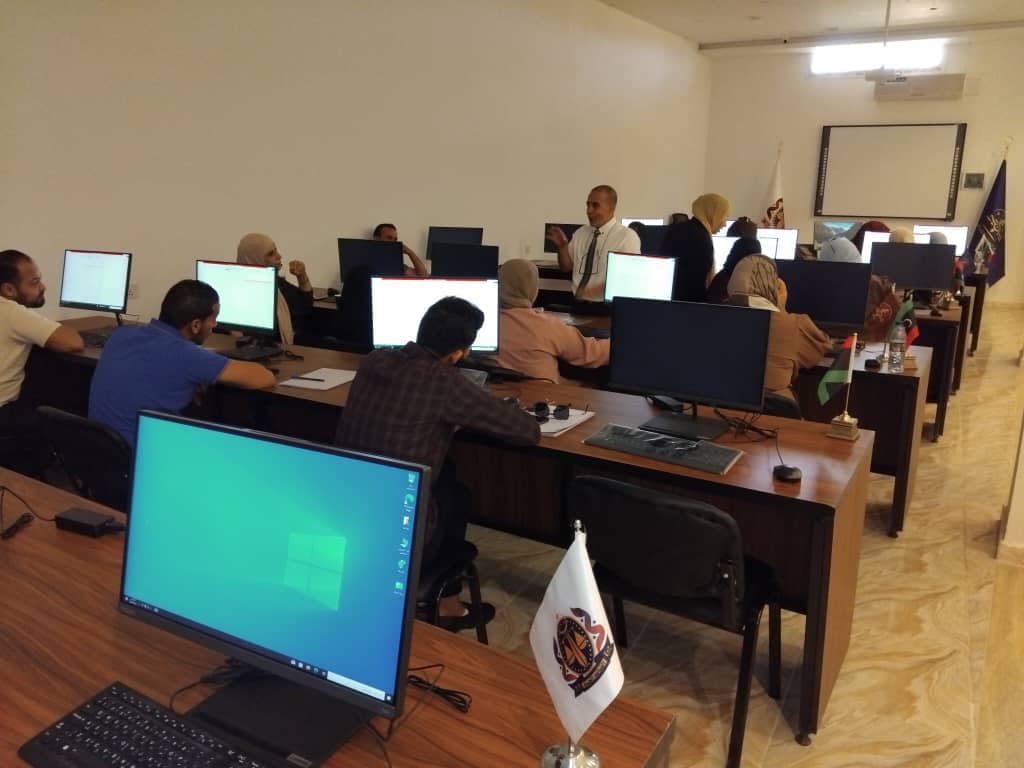 مركز البحوث الجنائية والتدريب يختتم دورتين تدريبييْن في مدينة بنغازي .