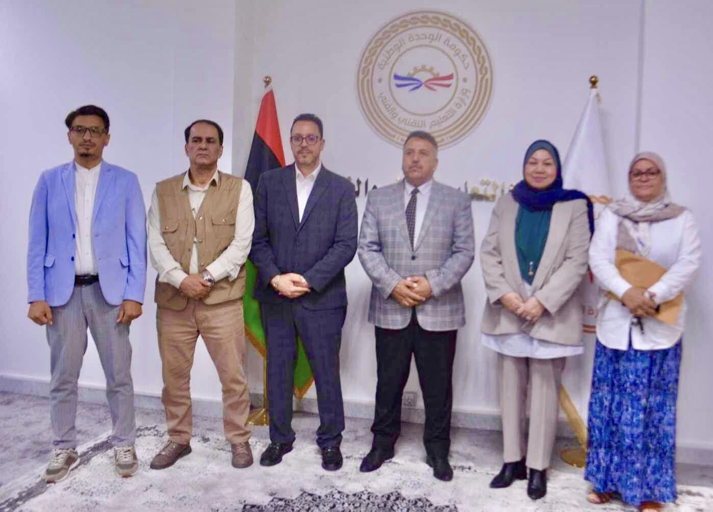 Al-Sifaw discusses with the Chairperson of the Board of Directors of the Libyan-Malaysian Chamber of Commerce the provision of facilities for Libyan students.