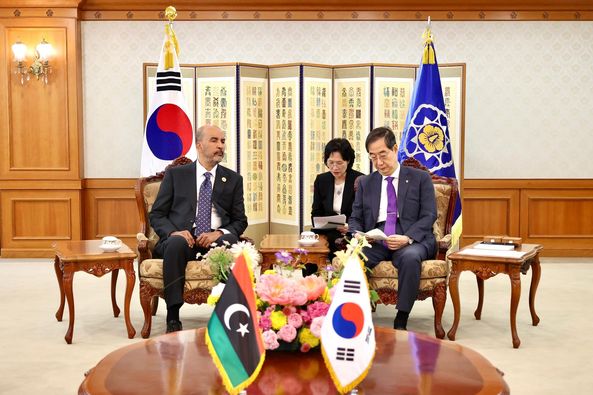 النائب بالمجلس الرئاسي موسى الكوني يلتقي رئيس وزراء كوريا الجنوبية على هامش القمة الأفريقية الكورية.