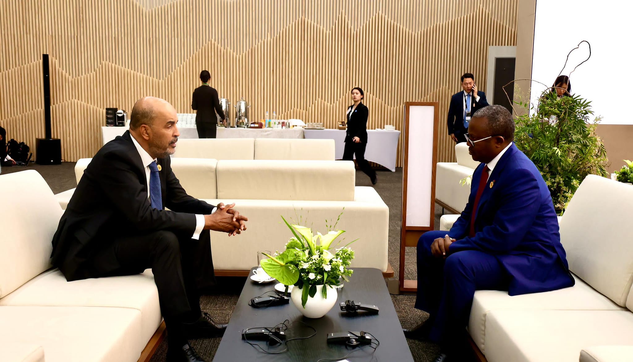 ( الكوني ) يلتقي رئيس جمهورية غينيا بيساو  على هامش القمة الكورية الأفريقية المنعقدة في كوريا الجنوبية . 