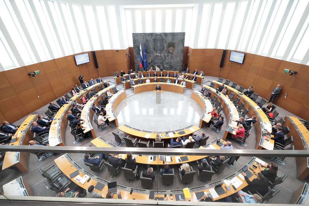 البرلمان السلوفيني يصادق على قرار الحكومة الاعتراف بدولة فلسطين. 