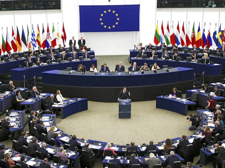 أوروبا تتوجه إلى صناديق الاقتراع في اليوم الأخير من انتخابات البرلمان الأوروبي. 