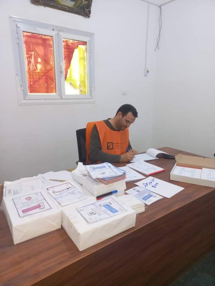 لجان قبول طلبات التسجيل داخل بلدية زمزم تشرع فى التسجيل تمهيدا لانتخاب مجلسها  .
