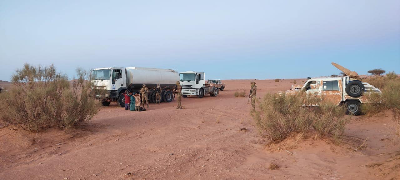 المفارز الصحراويّة التابعة للواء (444) قتال تستهدف رتل لمهربي الوقود وسط الصحراء.