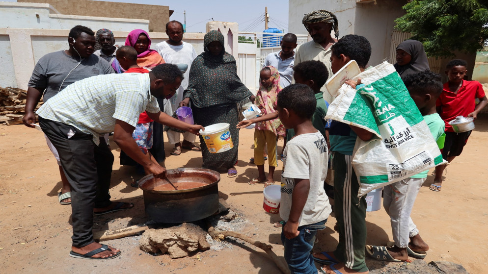 برنامج الأغذية العالمي : اليأس يدفع السودانيين إلى أكل العشب وأوراق الأشجار.