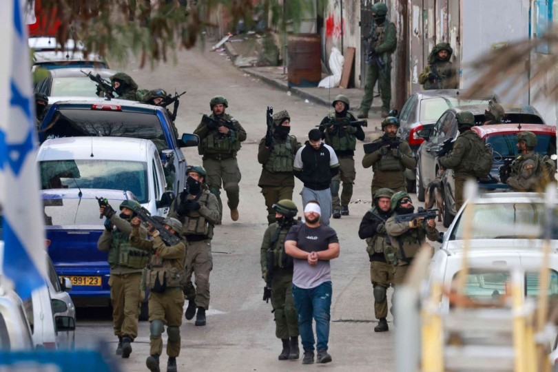 قوات الاحتلال الإسرائيلي تعتقل 26 فلسطينيا على الأقل من الضفة الغربية.