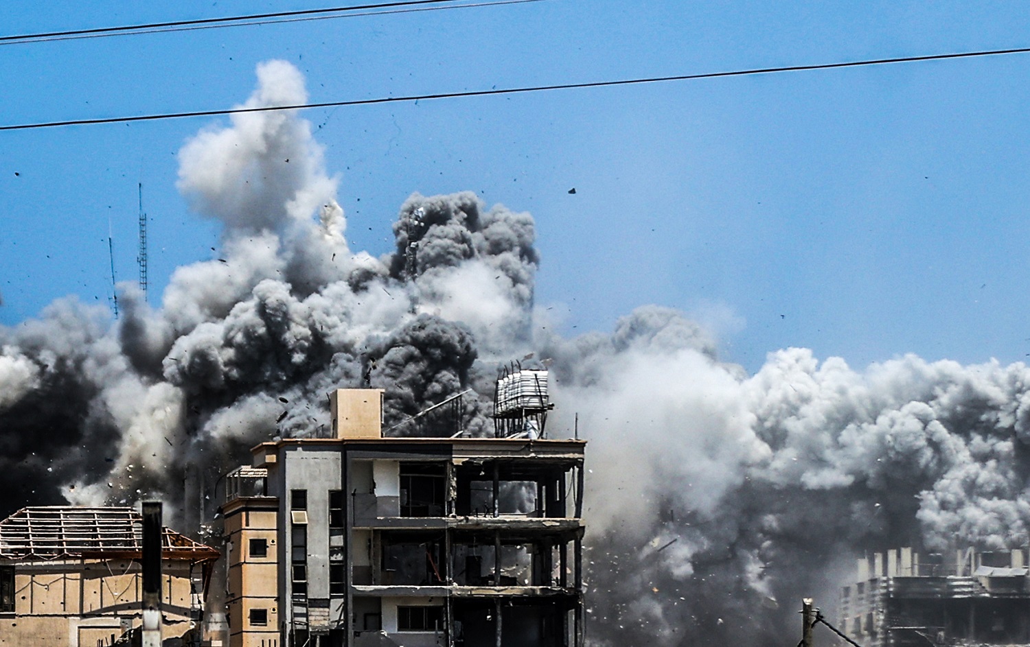 شهداء وجرحى في قصف على مناطق متفرقة من قطاع غزة تركز على خان يونس. 