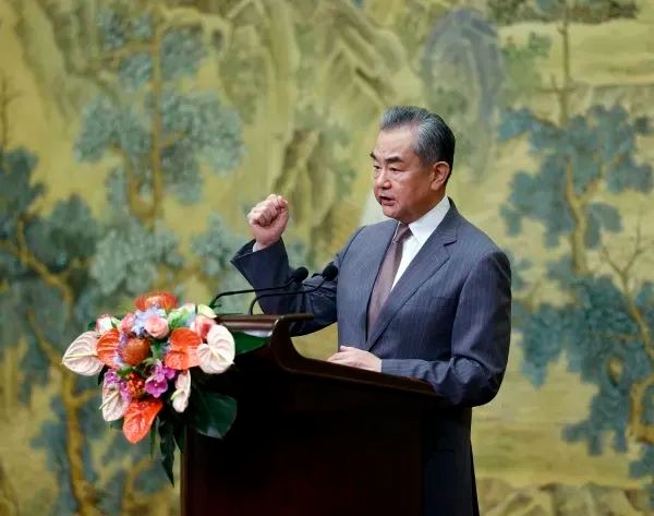 وزير الخارجية الصيني يصف إعلان بكين بالخطوة التاريخية المهمة نحو مسيرة تحرير فلسطين.