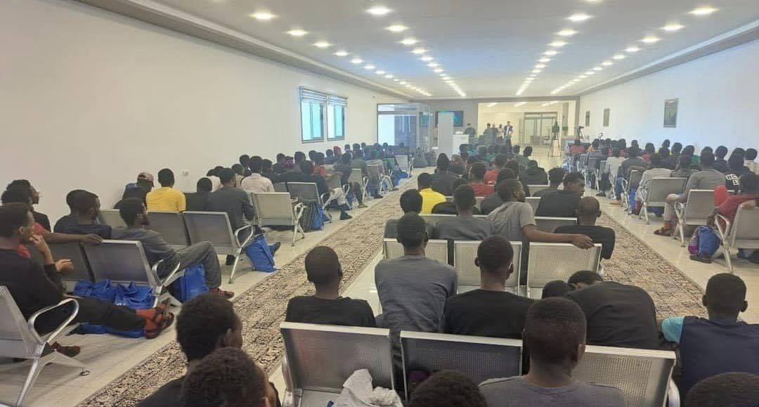 ترحيل عدد من المهاجرين  من جنسيات نيجيرية ومصرية عبر مطار معيتيقة.