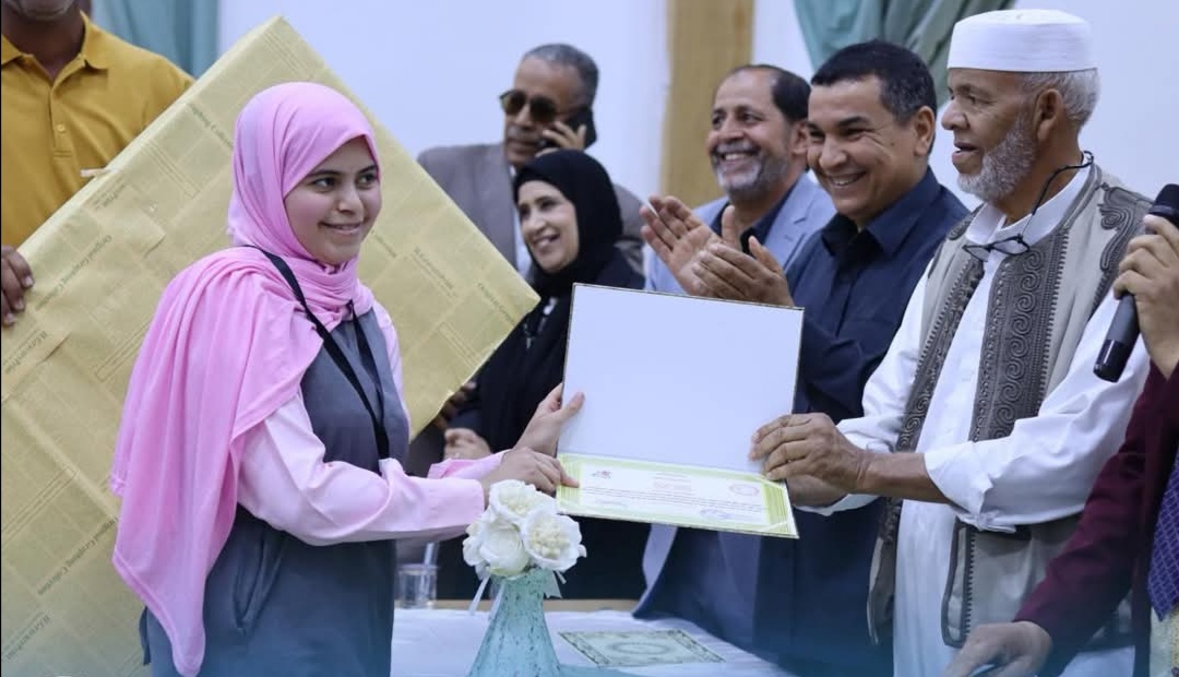 تعليم الجفرة  تكرم الطالبات المتفوقات في المسابقة المنهجية على مستوى المنطقة الوسطى  .