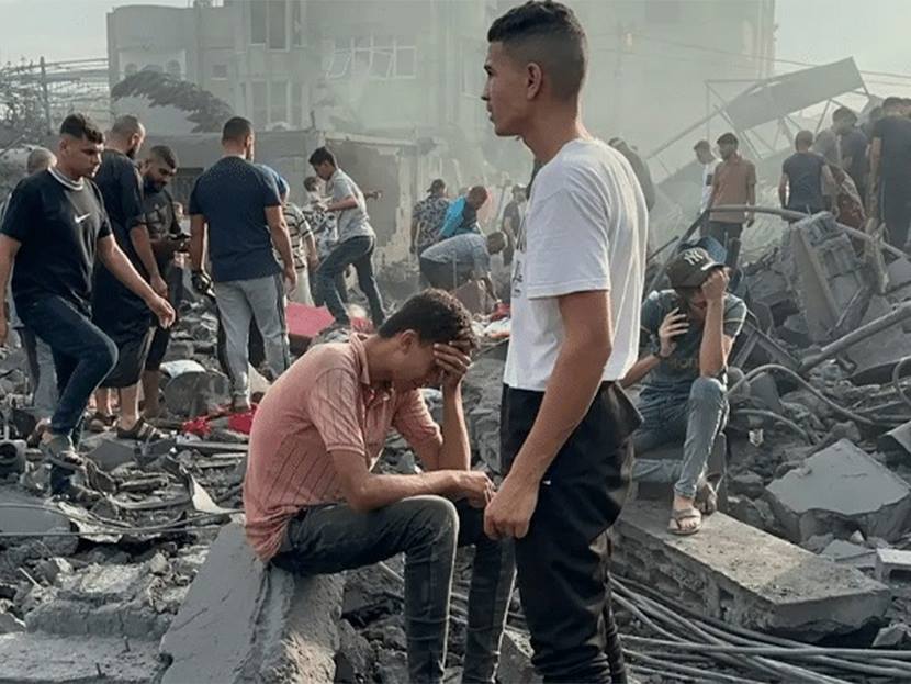 ارتفاع حصيلة  الشهداء في  قطاع  غزة إلى 54 ألفا و677 قتيلا و125 ألفا و530 مصابا   .