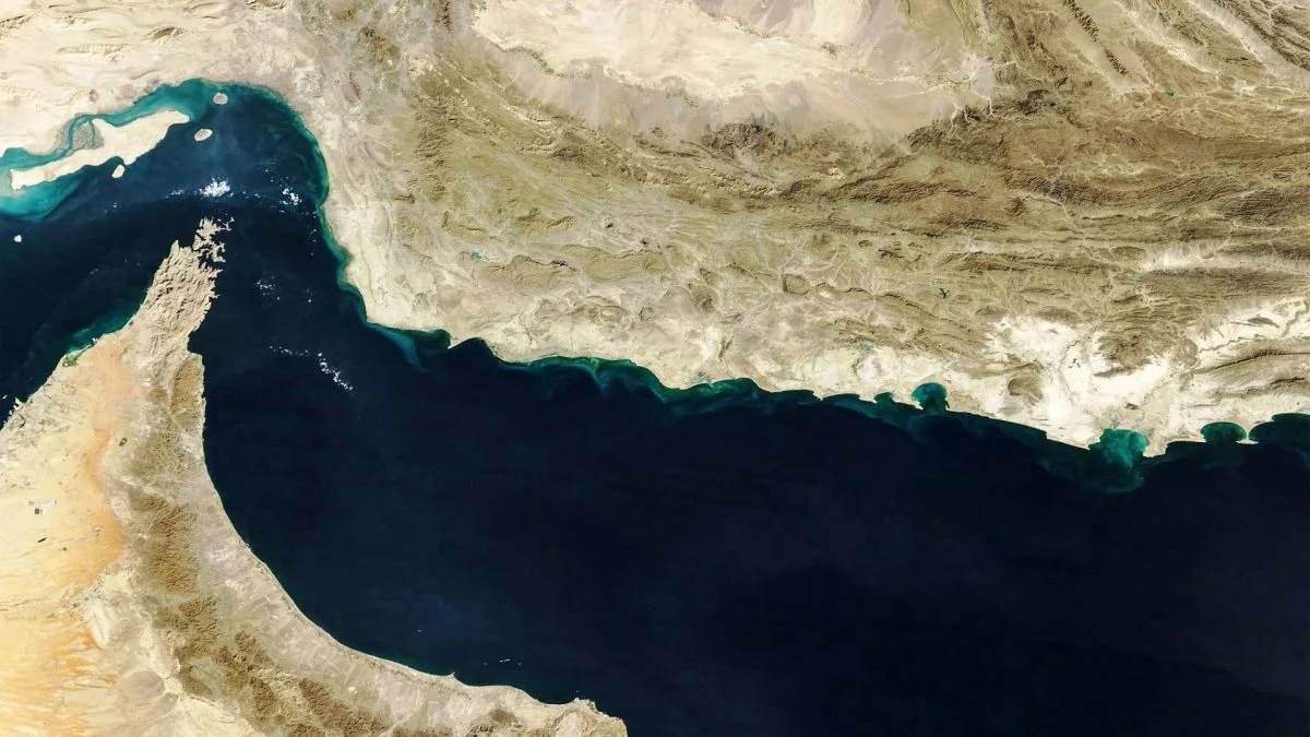 اليونان تطلب من السفن إعادة تقييم رحلاتها عبر مضيق هرمز