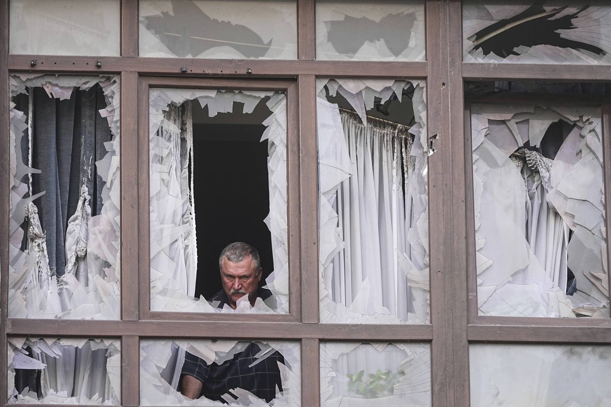 إصابة 8 أشخاص بينهم طفل بهجوم جوي روسي على كييف .