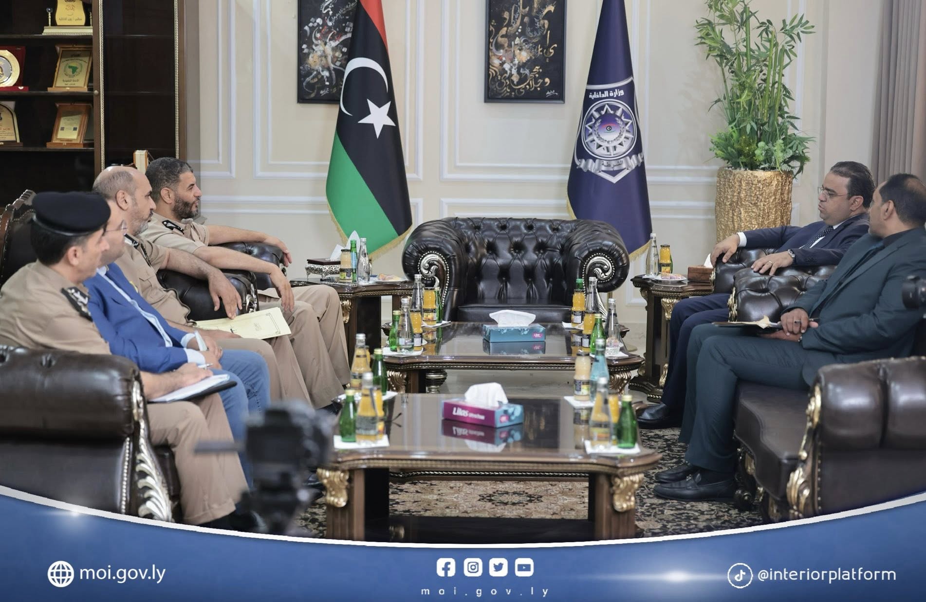 وزارتا الداخلية والعمل تتفقان على  التعاون في تسجيل العمالة الوافدة التي تحمل المستندات الثبوتية، وضمان دخولها إلى ليبيا بطرق شرعية 