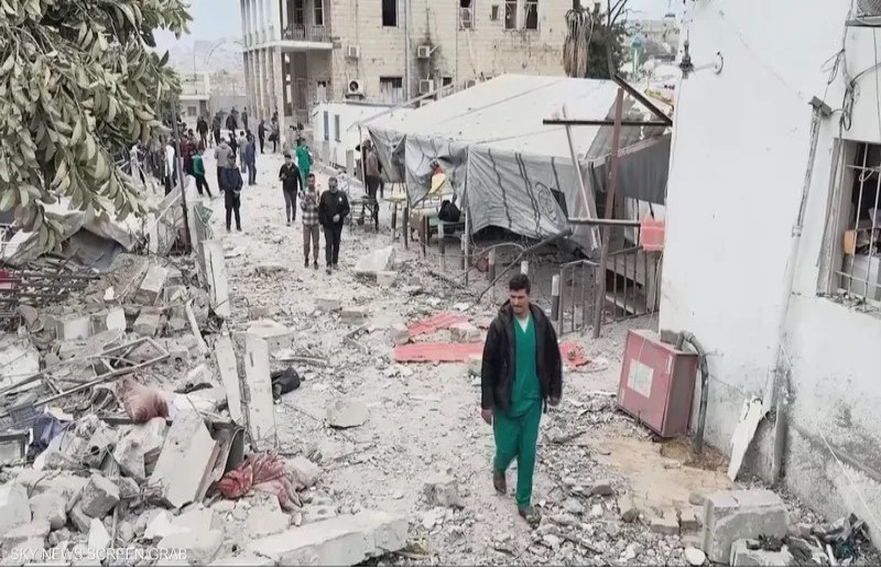 استشهاد 7 فلسطينيين وإصابة آخرين في قصف ساحة مستشفى المعمداني بغزة.
