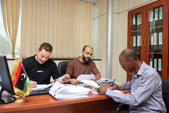  وزارة الشؤون الاجتماعية بحكومة الوحدة الوطنية  تسلم صكوك بدل الإيجار للأسر المهجرة من مدينة مرزق.