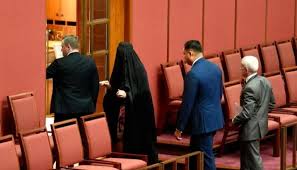 برلمانية يمينية بمجلس الشيوخ الأسترالي ترفض خلع النقاب فتعلق الجلسة .