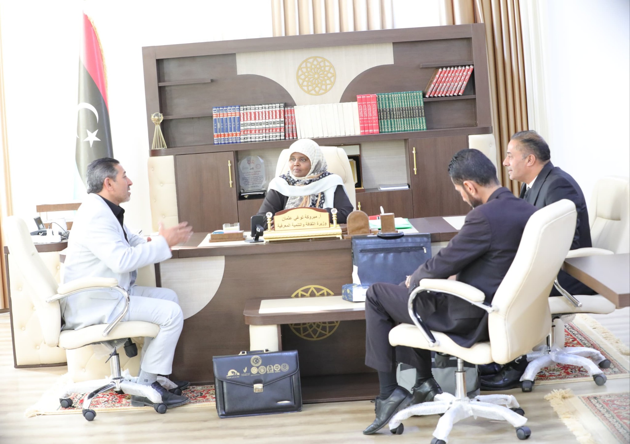 وزيرة الثقافة تناقش مع عميد بلدية عين زارة آخر الاستعدادات لإطلاق أيام ثقافية في البلدية .