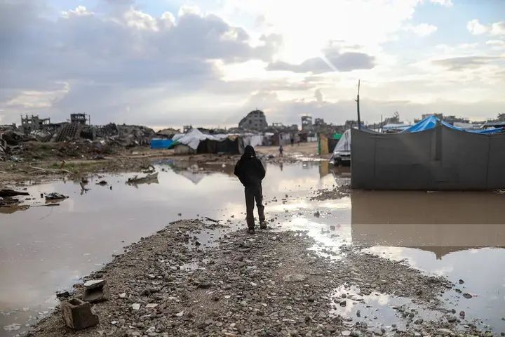 مياه الأمطار تغمر آلاف الخيام بقطاع غزة