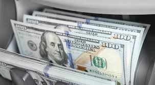 الدولار ينخفض إلى أدنى مستوى أمام العملات.