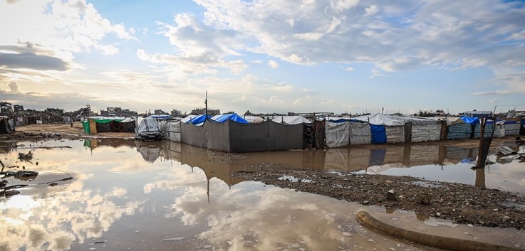   تضرر 22 ألف خيمة وغرق آلاف أخرى جراء المنخفضات الجوية التي تجتاح غزة