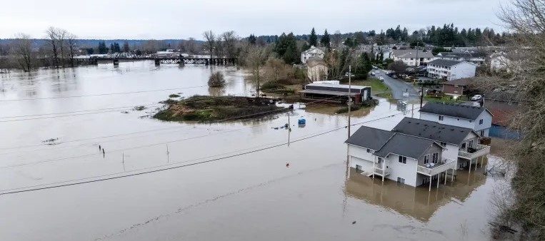 إجلاء الآف الاشخاص جراء الفيضانات بغرب الولايات المتحدة