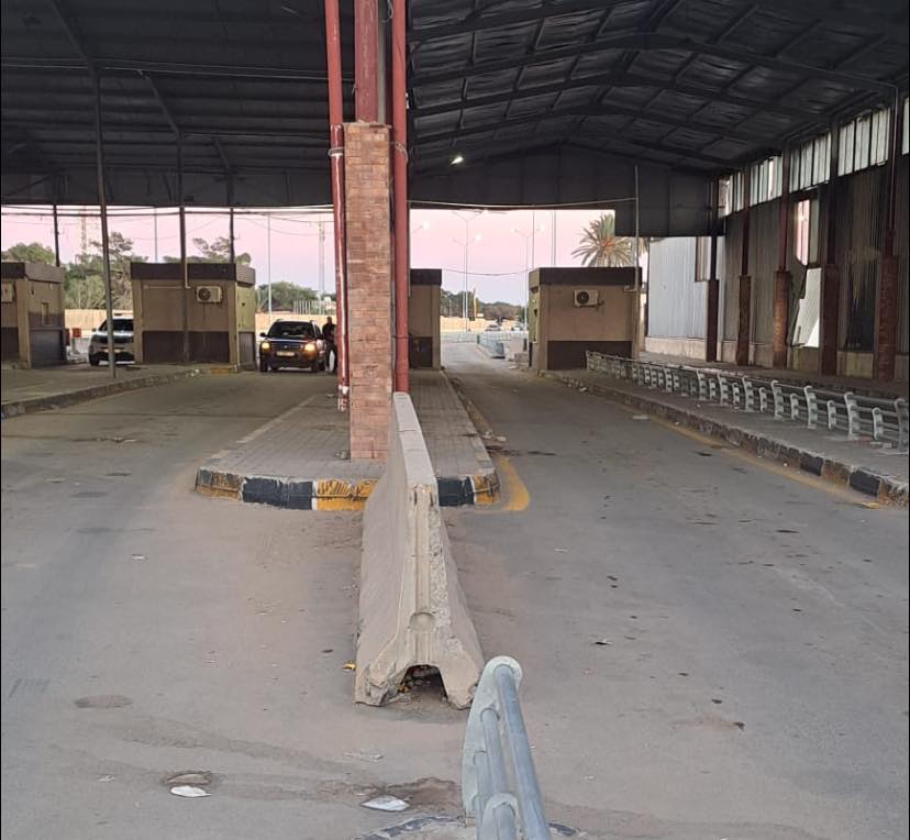 عودة حركة العبور بمعبر رأس أجدير إلى وتيرتها المعتادة بعد الازدحام التي شهدها المعبر خلال اليومين الماضيين