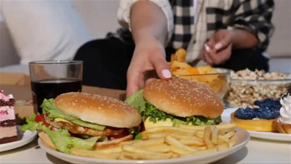 دراسة علمية  تحذر: الأطعمة فائقة المعالجة ترفع خطر الإصابة بسرطان الرئة بنسبة 41 بالمئة