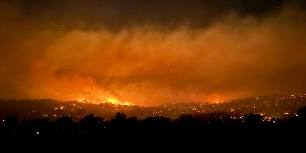 فرق الإطفاء الاسترالية تواصل جهودها للسيطرة على حرائق الغابات في ولاية فيكتوريا 