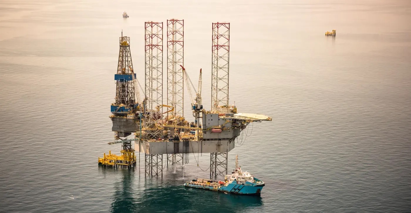 استقرار أسعار النفط مع انحسار مخاوف التصعيد العسكري وتزايد الضغوط من المخزونات الأمريكية