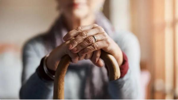 عادات يومية تضر بصحة العظام مع التقدم في السن