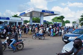 مالي تقنن امدادات الوقود بعد أن قطعتها هجمات المسلحون المرتبطون بتنظيم القاعدة  .