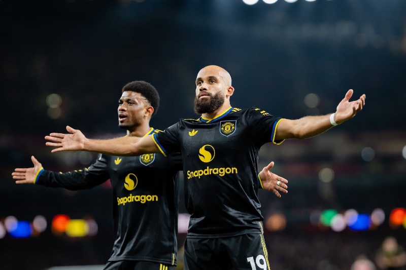 مانشستر يونايتد يشعل صراع اللقب بفوز مثير على أرسنال في قمة البريميرليغ