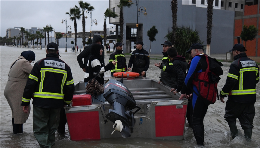 السلطات المغربية تواصل إجلاء المواطنين من مدينة القصر الكبير جراء الفيضانات .