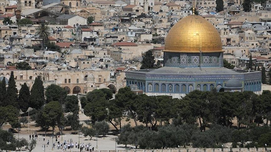 شروع سلطات الاحتلال الإسرائيلي في شق شارع استيطاني جديد شمال مدينة القدس المحتلة .