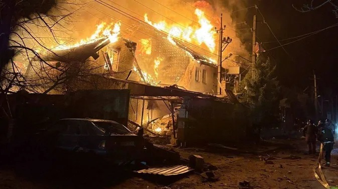  زيلينسكي: روسيا أطلقت أكثر من 400 مسيرة وحوالي 40 صاروخا على قطاع الطاقة  