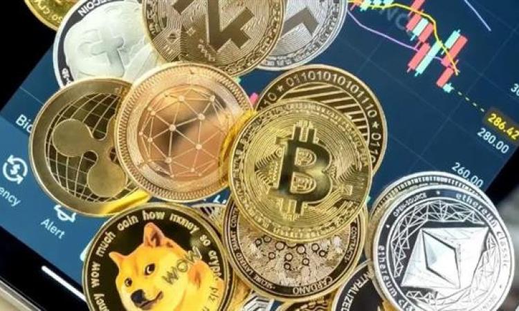 تراجع العملات الرقمية مع هبوط بيتكوين دون 70 ألف دولار وسط حذر المستثمرين