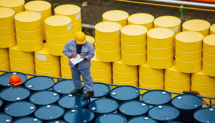 النفط يصعد 2% وسط تصاعد التوتر بين أمريكا وإيران