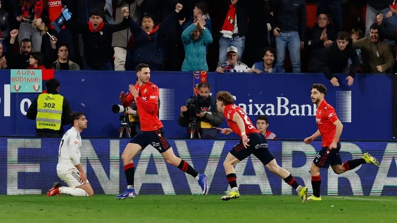 خسارة مفاجئة لـ ريال مدريد أمام أوساسونا تمنح برشلونة فرصة استعادة الصدارة