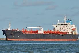 تعرّض ناقلة نفط قبالة سواحل عُمان للقصف، وإصابة 4 من طاقمها .