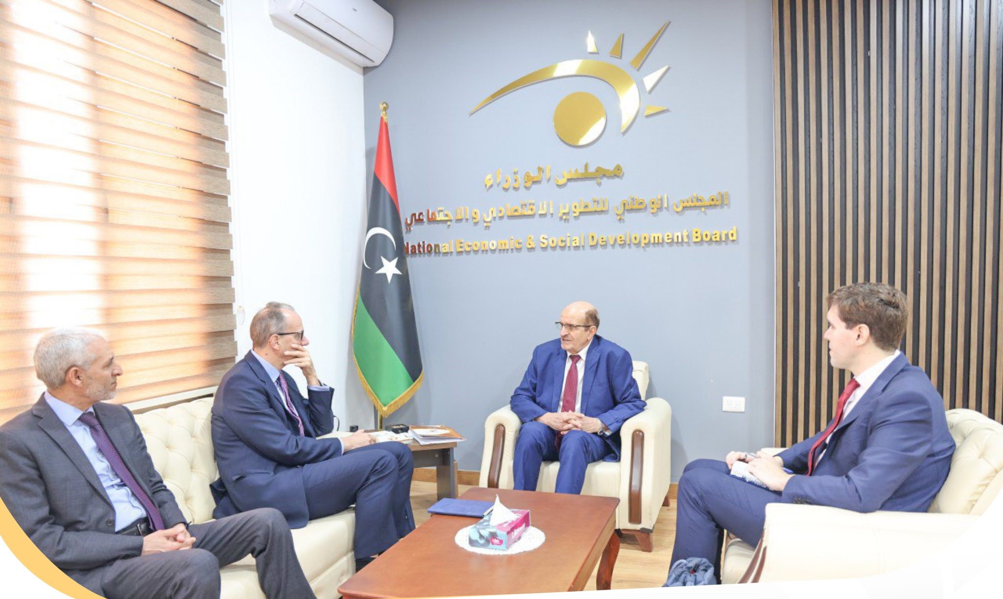 مدير عام المجلس الوطني للتطوير الاقتصادي يبحث مع السفير البريطاني التعاون الفني والتقني 