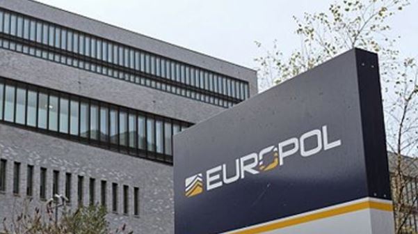 تفكيك شبكة عالمية للاتجار بالمخدرات وغسل الأموال .