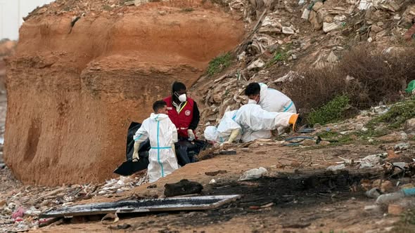 انتشال جثة على شاطئ بحر معيتيقة يُرجّح أن تكون لأحد المهاجرين .