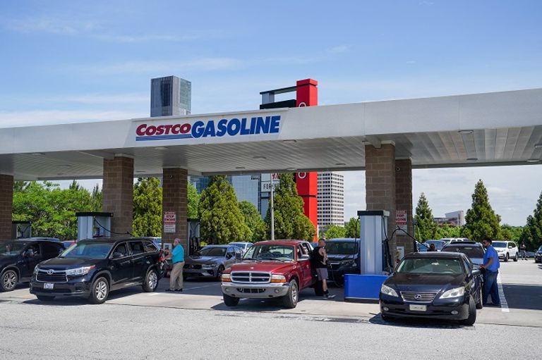 أسعار البنزين في الولايات المتحدة تسجل أعلى مستوى منذ عام ونصف وسط اضطرابات سوق النفط