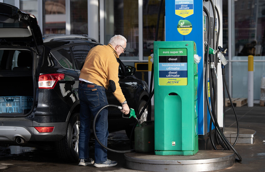 سلوفينيا تفرض قيوداً على مشتريات الوقود خوفاً من نفاد الإمدادات .