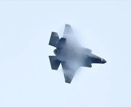 موقع أكسيوس : إيران أسقطت مقاتلة أمريكية ومصير طاقمها لا يزال مجهولا 
