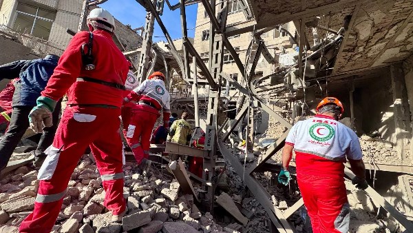 الهلال الأحمر الإيراني : 125 ألف منشأة بالبلاد تعرضت للقصف خلال الحرب .