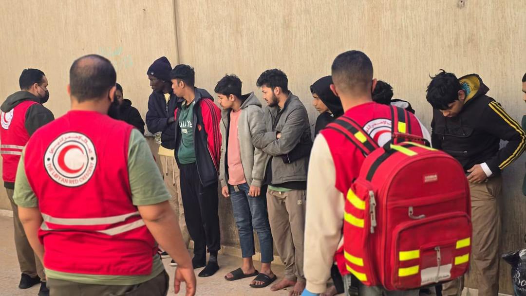 الهلال الأحمر : انقاذ 47 مهاجراً من جنسيات مختلفة من بينهم نساء وأطفال .